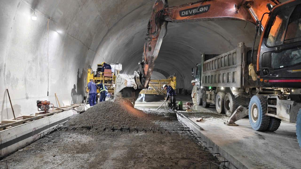 Trong nhung ngay bao lu cuoi thang 10.2025, cac nha thau chu yeu tap trung thi cong cac hang muc trong ham so 3 (doan Quang Ngai - Hoai Nhon). Khi hoan thien, day se la ham xuyen nui lon thu ba ca nuoc. Anh: Vien Nguyen