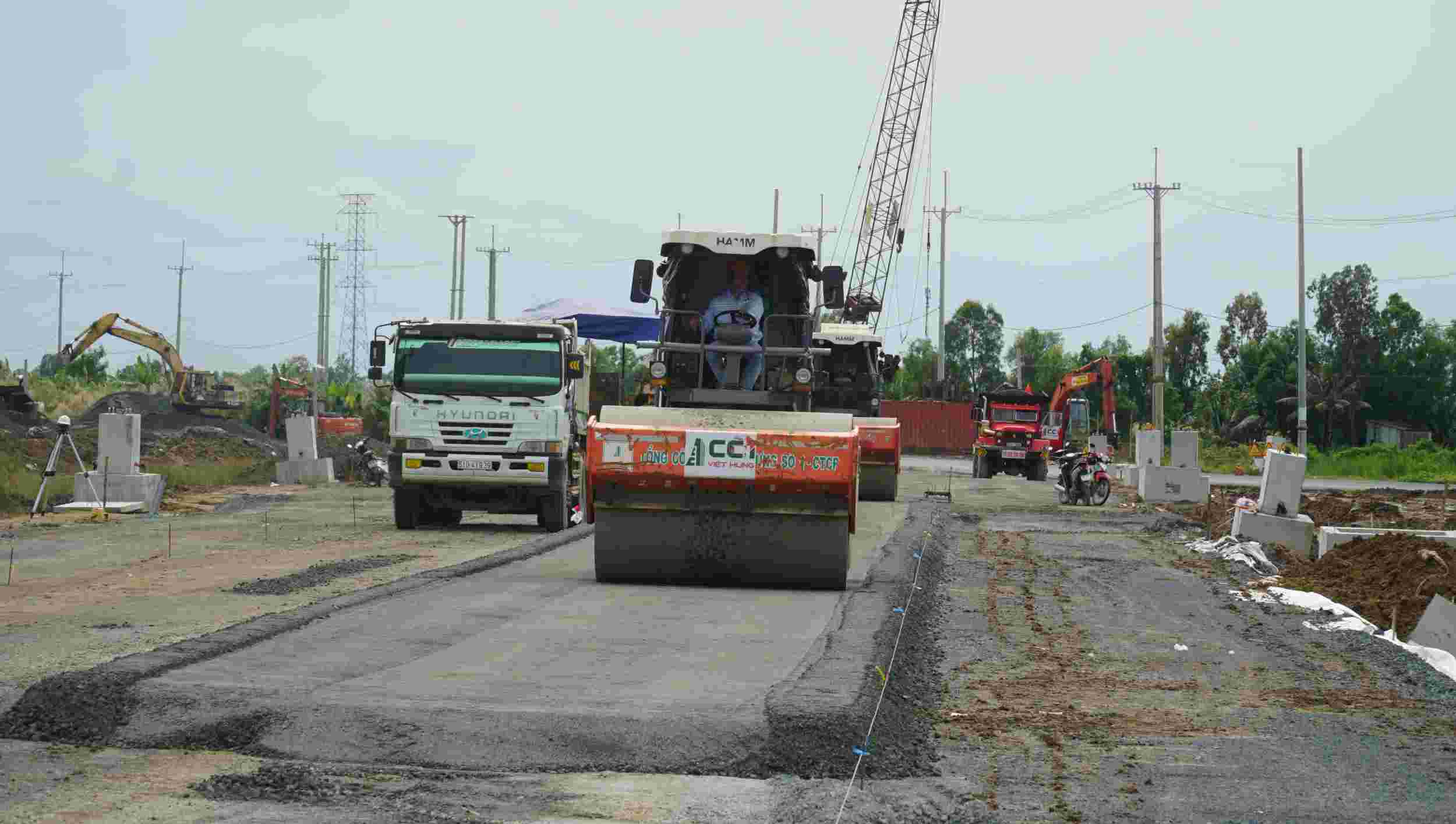 Cac don vi thi cong tuyen cao toc Can Tho - Ca Mau day nhanh tien do de kip thoi ve dich truoc ngay 19.12. Anh: Nhat Ho