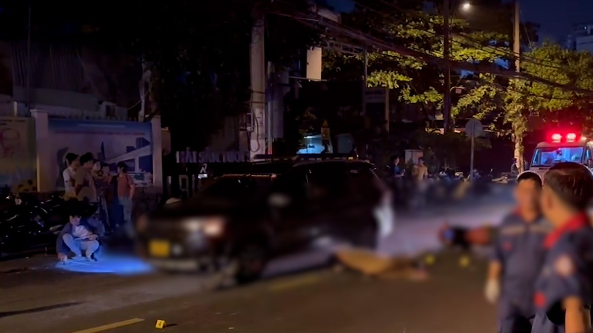 Accident between car and motorbike in Ho Chi Minh City, a young man died on the spot. Photo: Dong Hoang