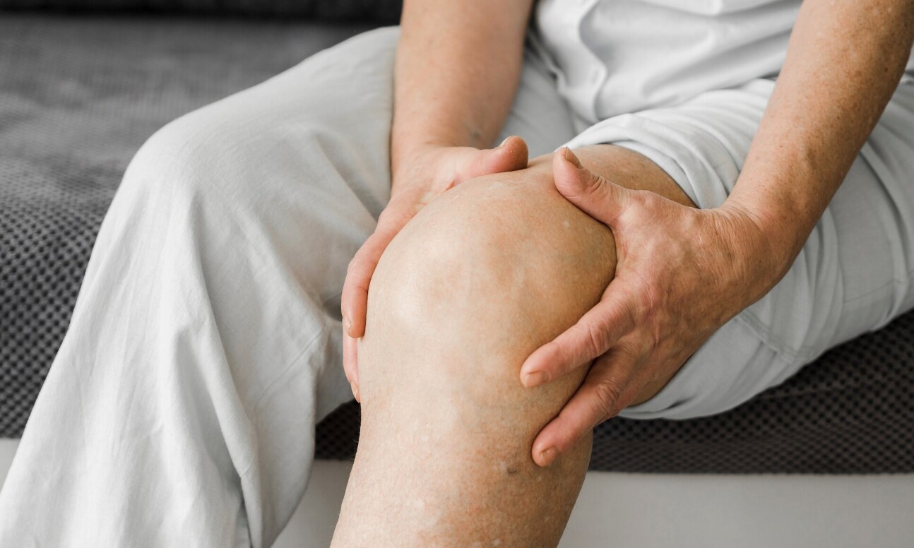 Knee pain can easily get worse in cold weather. Photo: Thuy Duong