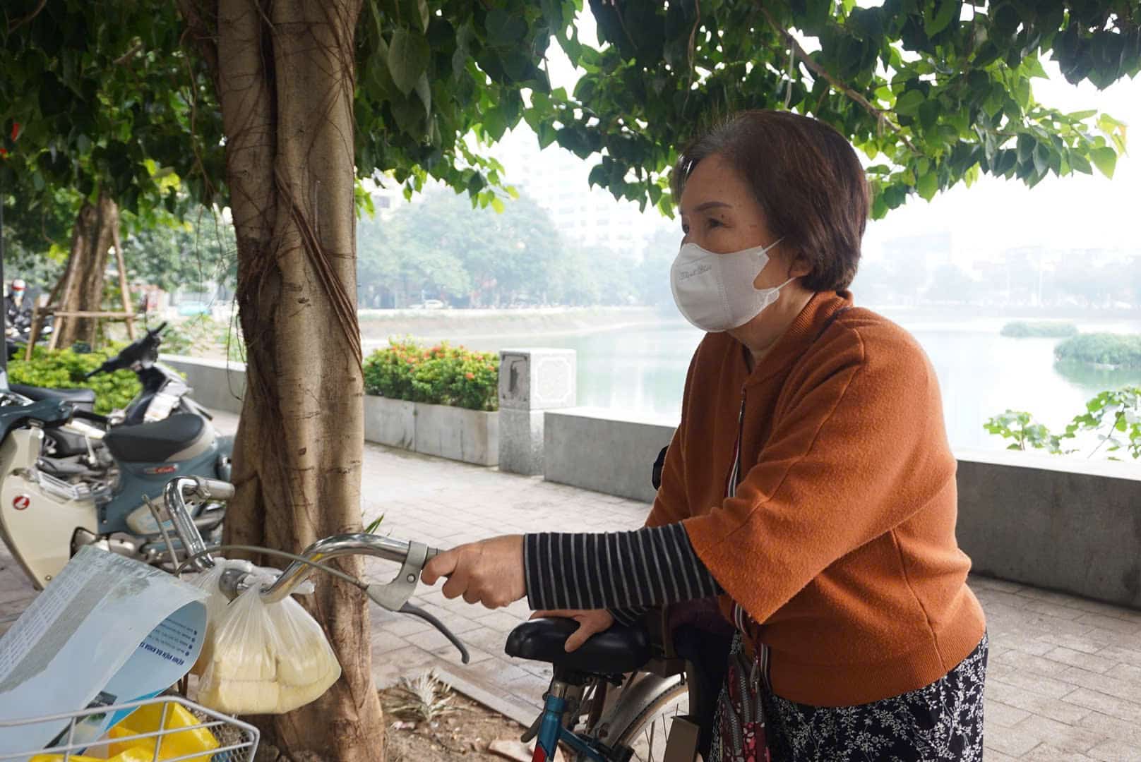 Ba Chu Thi Minh Nguyet (Ha Noi) cho biet van duy tri thoi quen dap xe buoi sang, nhung gan day phai tap muon hon vi troi nang len cham, suong mu day dac khien tam nhin han che va khong khi o nhiem. “Toi luon deo khau trang va doi co nang de suong tan bot roi moi tap, nham giam anh huong den suc khoe trong nhung ngay chat luong khong khi kem”, ba Nguyet noi.