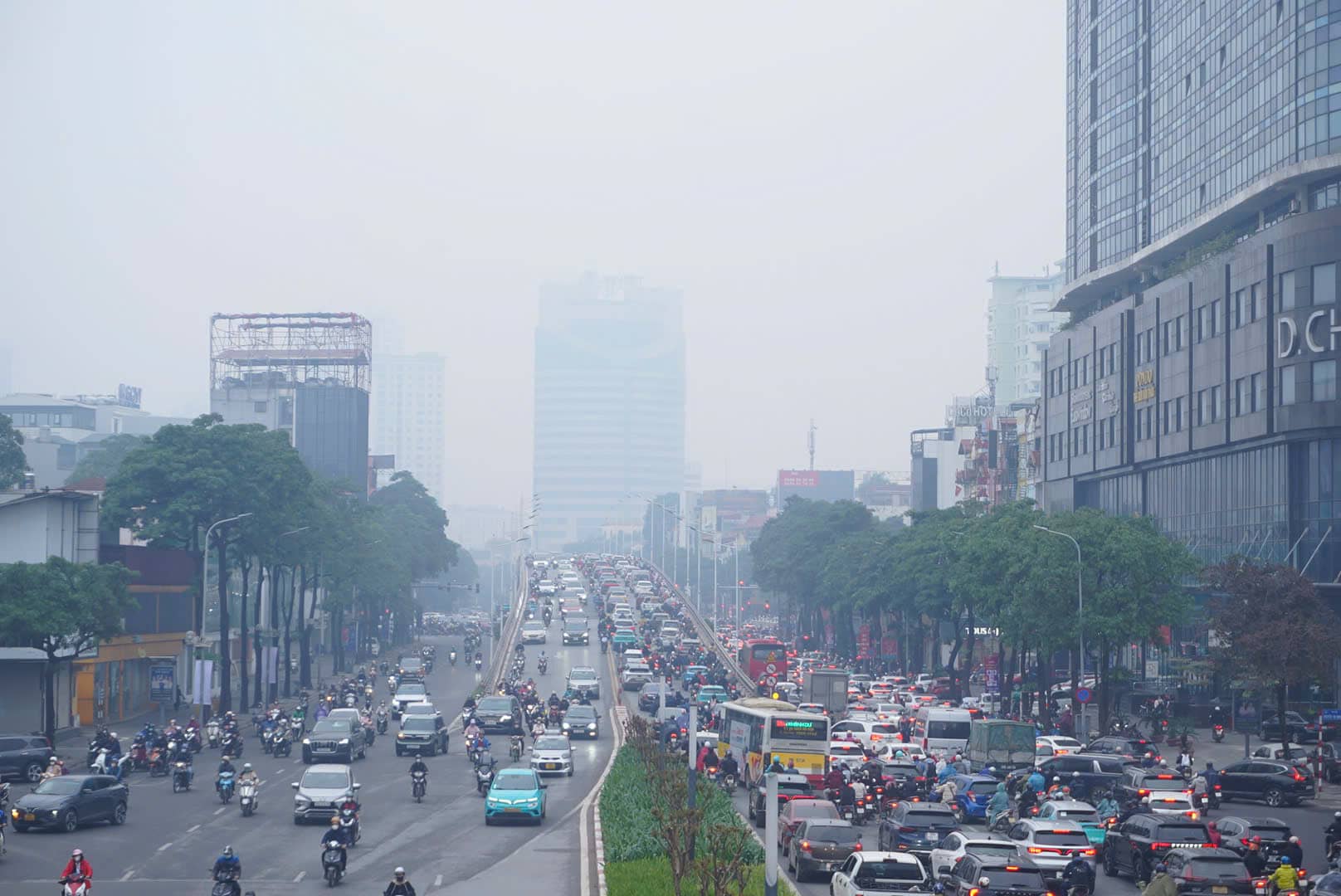 Sang nay 1.12, Ha Noi chim trong lop mu day, khong khi mit mu do o nhiem tang cao khien tam nhin giam ro ret.