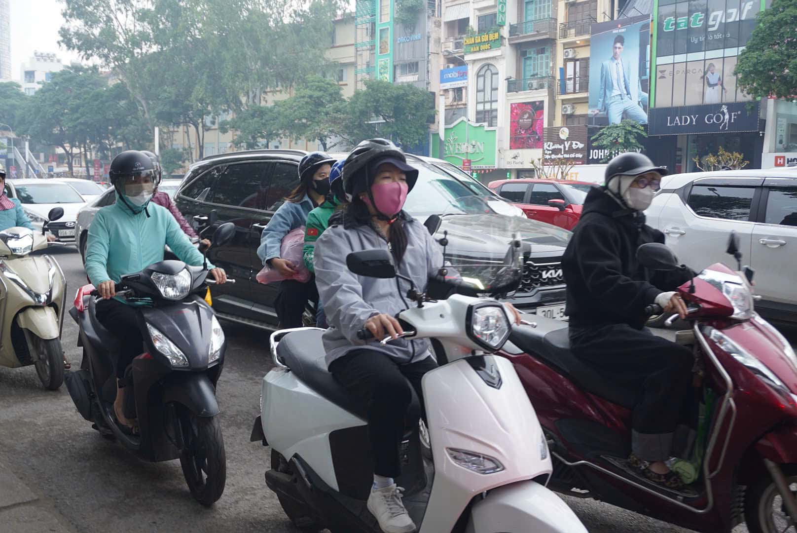 Nguoi dan ra duong phai deo khau trang, trum kin mit de han che tac dong cua o nhiem khong khi.