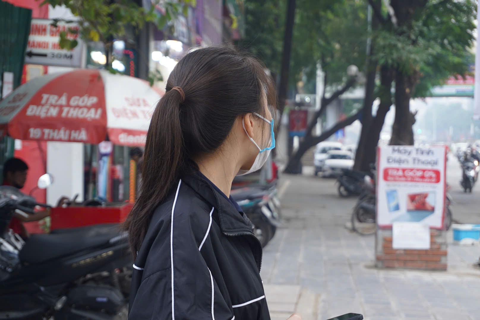 Chi Vu Thi Linh (Ha Noi) cho biet nhung ngay gan day, o nhiem khong khi anh huong ro ret den suc khoe, khien chi thuong xuyen dau dau, nghet mui. “Dac biet sang nay, du da deo khau trang khi ra duong nhung toi van cam thay rat ngot ngat”, chi Linh chia se.