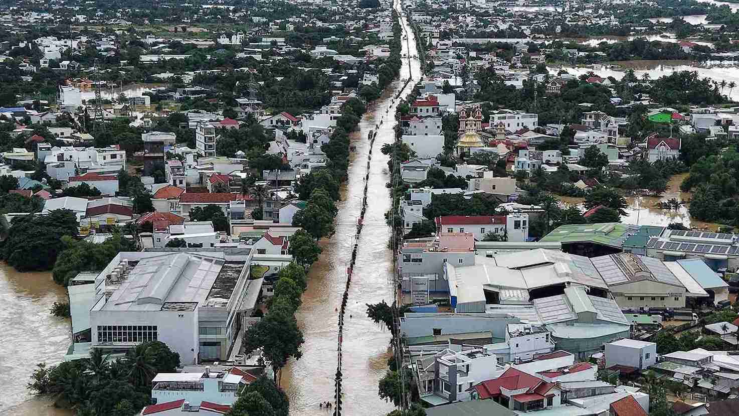 Many areas in Nha Trang and Khanh Hoa were deeply submerged in floodwater. Photo: Huu Long
