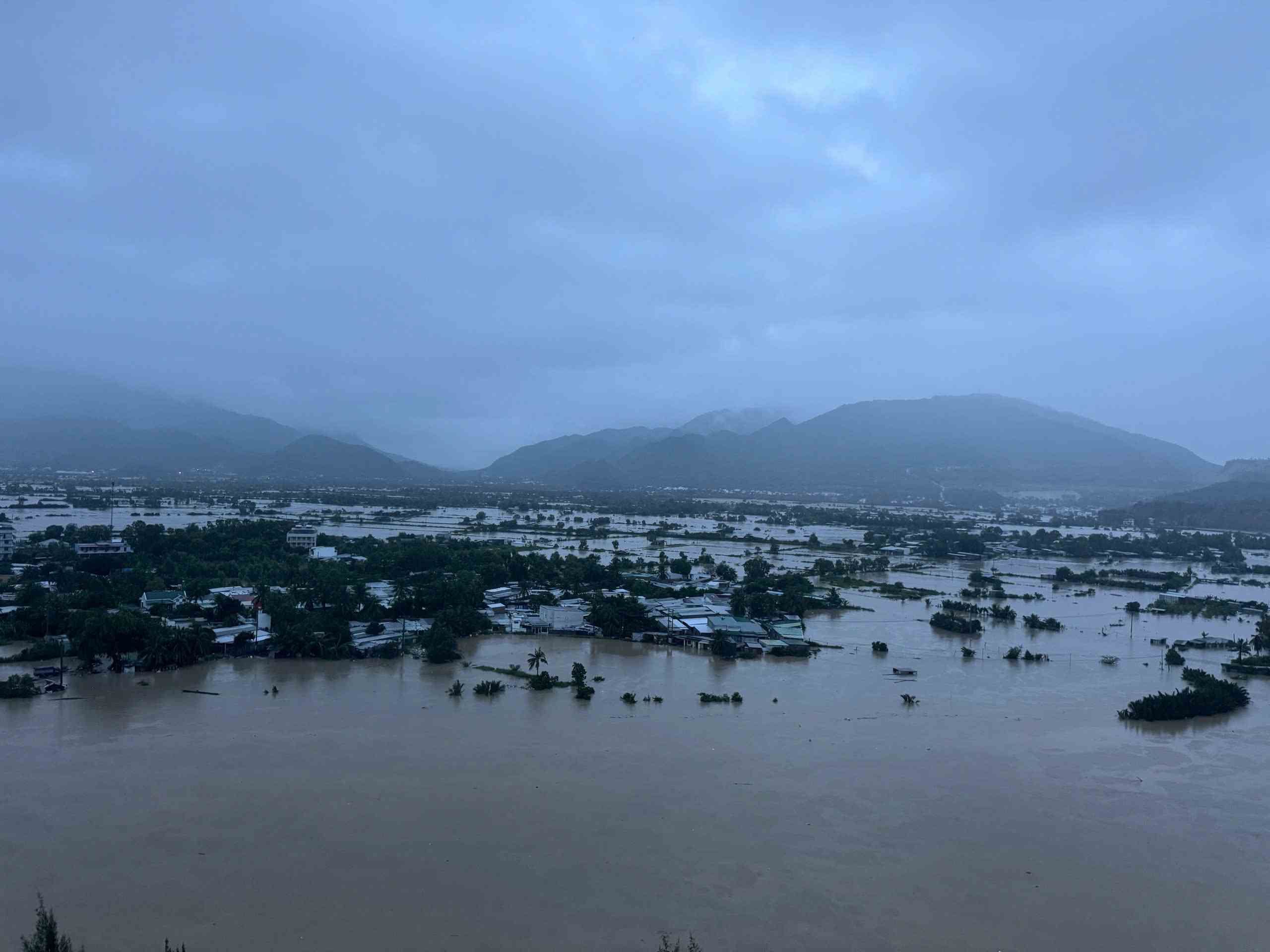 Hình ảnh nhà cửa của người dân ngập sâu trong nước lũ ở sông Quán Trường. Ảnh: Hữu Long