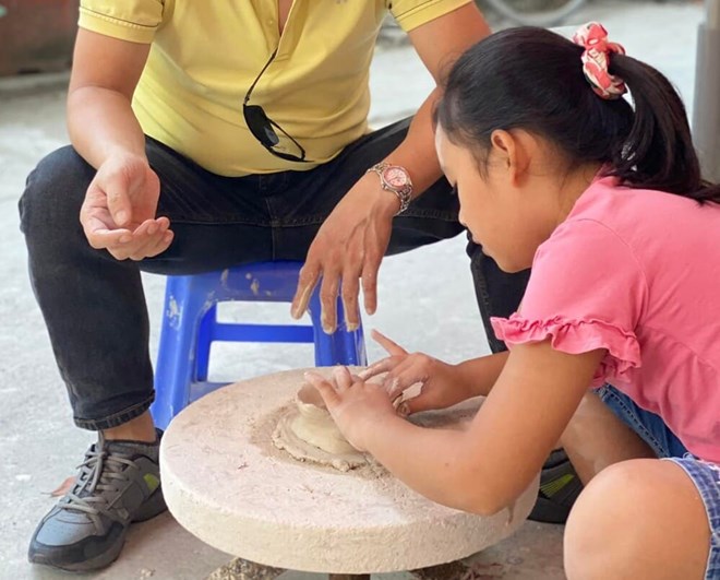Encouraging your child to go outdoors helps improve their health and emotions. Photo: Tuan Dat