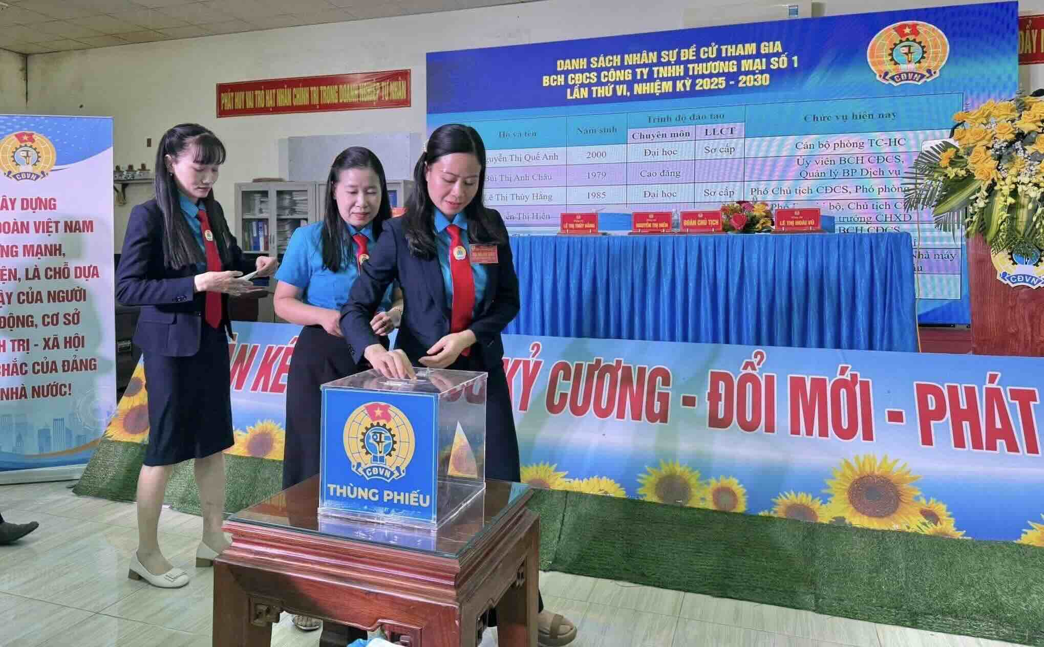 Cac dai bieu bo phieu bau BCH nhiem ky moi. Anh: Cong doan Quang Tri