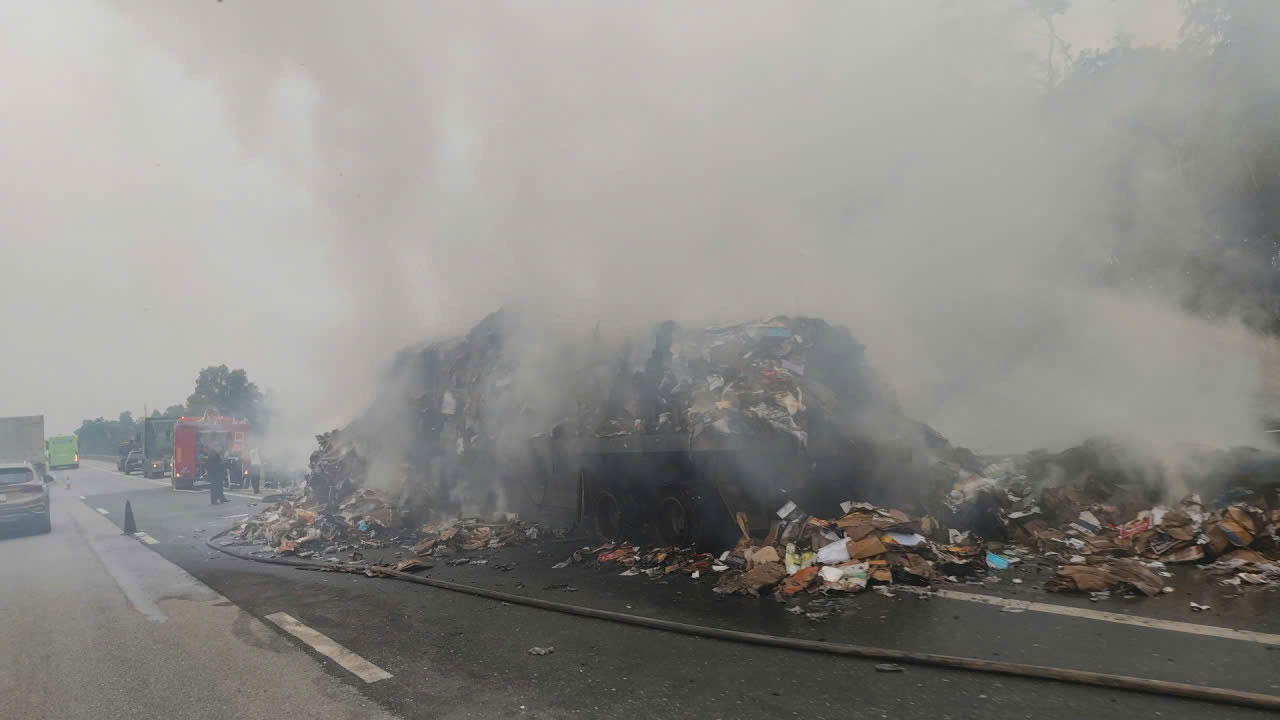 Vu chay tren cao toc Noi Bai - Lao Cai khien cac phuong tien di chuyen cham. Anh: Long Nguyen