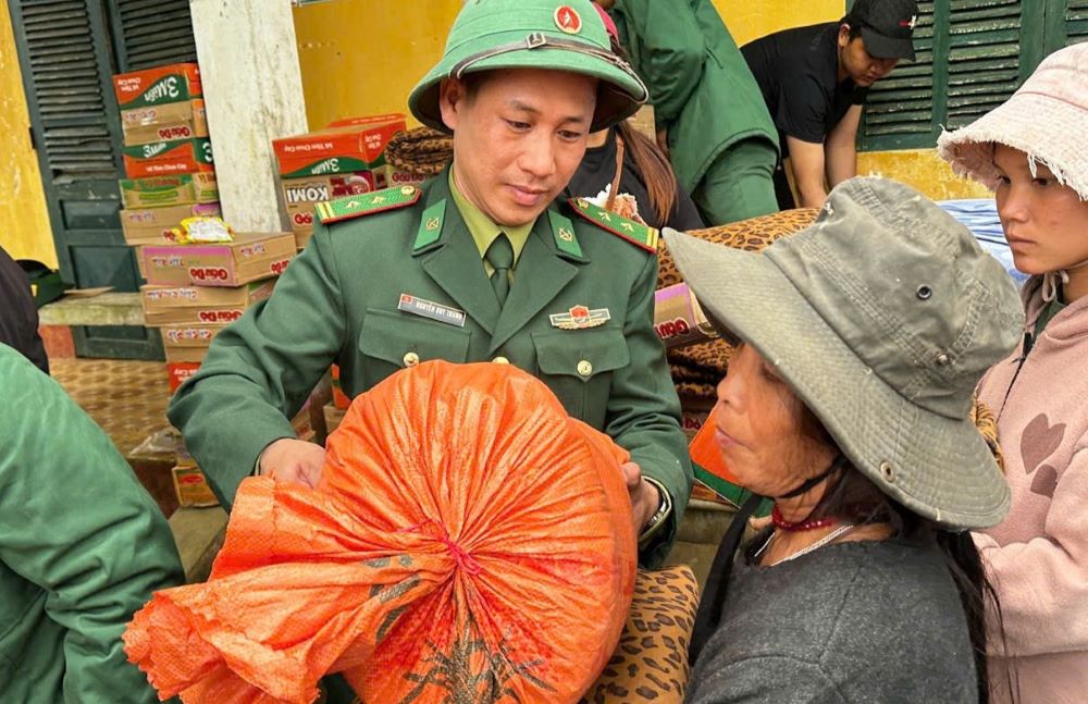 バナン国境警備隊は、豪雨と洪水で被害を受けた住民に多額の慈善家からの贈り物を贈呈しました。写真:Han Nguyen