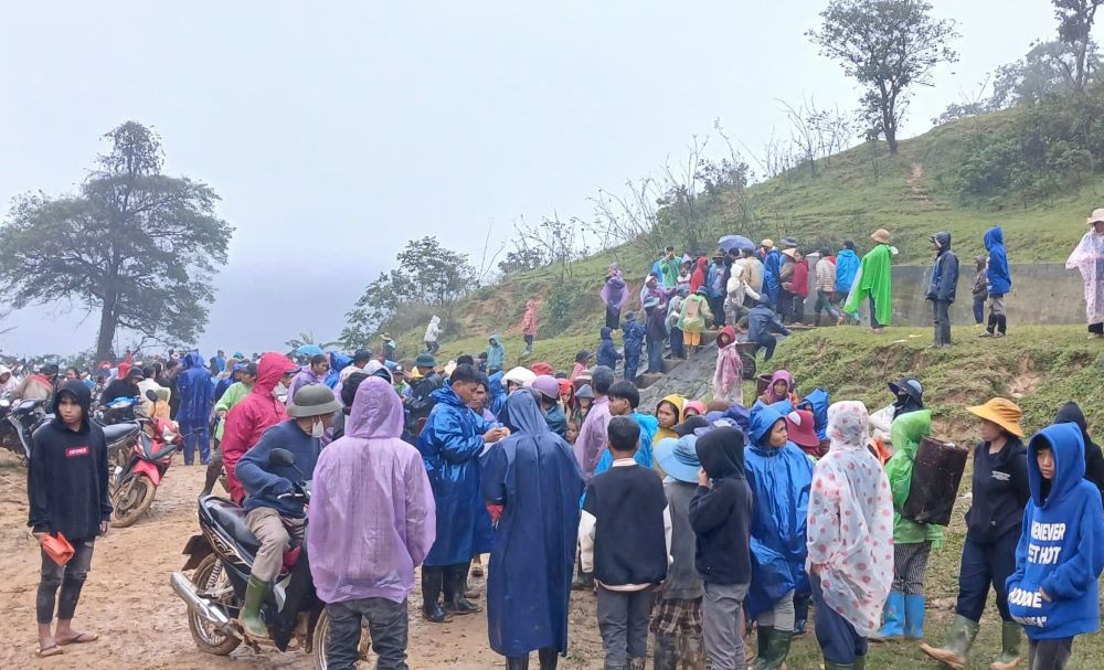 Nguoi dan bi anh huong boi mua lu den khu vuc bien gioi de nhan qua. Anh: Han Nguyen