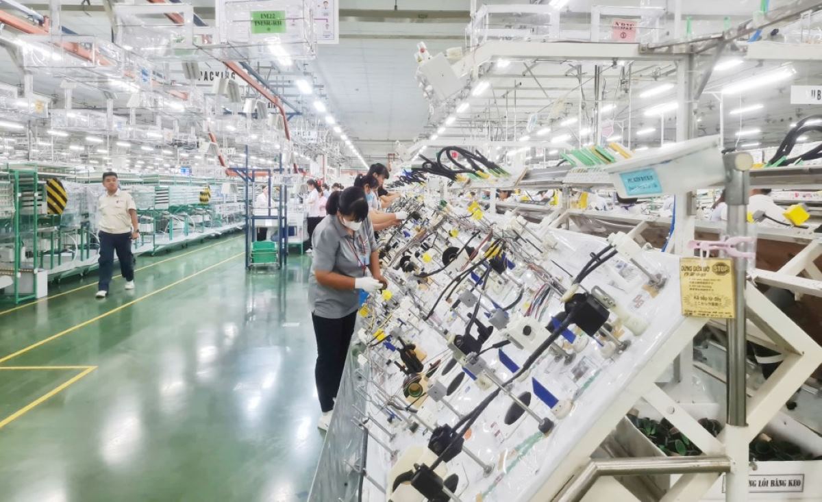 Ouvriers et travailleurs exploitant une chaîne de production moderne de la société Yazaki dans la zone industrielle de Đông Mai quartier de Đông Mai province de Quảng Ninh. Photo : Song Hà