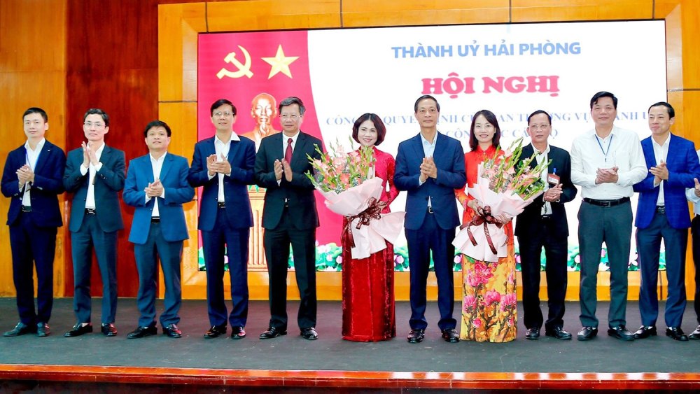 Lãnh đạo TP Hải Phòng trao quyết định, tặng hoa chúc mừng bà Bùi Thị Hồng Vân (thứ 6 từ trái sang) và bà Trần Thị Quỳnh Trang. Ảnh: Nguyễn Hoàn