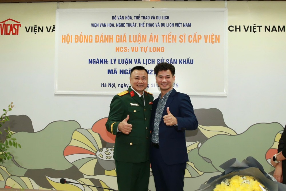 NSND Xuan Bac chuc mung NSND Tu Long bao ve thanh cong luan an Tien si. Anh: Nhan vat cung cap.