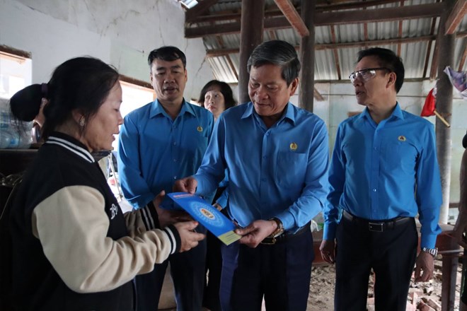 ベトナム労働総同盟のフイン・タイン・スアン副会長が洪水で家屋が倒壊したカインホアの組合員に贈り物を贈呈。写真:Phuong Linh