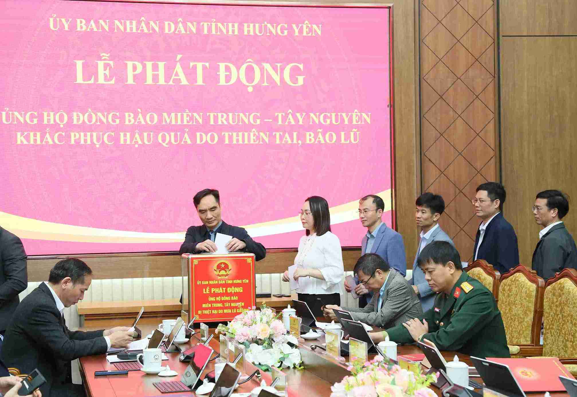 Dai dien lanh dao cac so, nganh, don vi ung ho dong bao mien Trung, Tay Nguyen khac phuc hau qua do thien tai, bao lu. Anh: Cong TTDT tinh Hung Yen