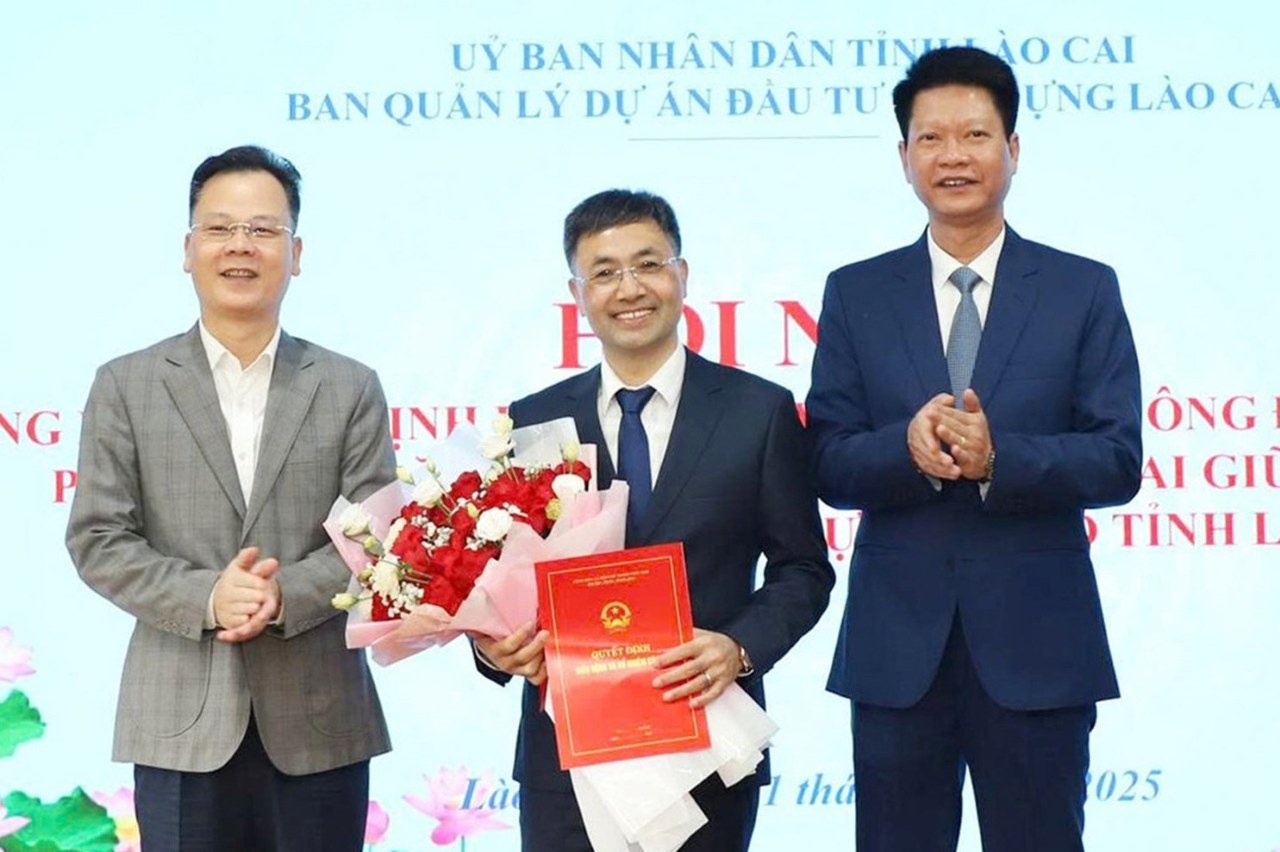 Thuong truc UBND tinh tang hoa chuc mung ong Dinh Van Dang. Anh: Kieu Thu