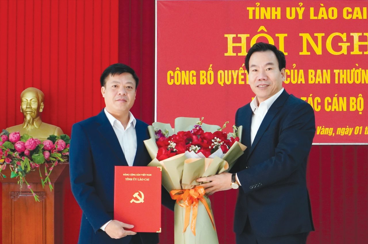 Ong Duong Duc Huy - Truong Ban Tuyen giao va Dan van Tinh uy trao quyet dinh va tang hoa chuc mung ong Trieu Ton Trieu. Anh: Tran Minh