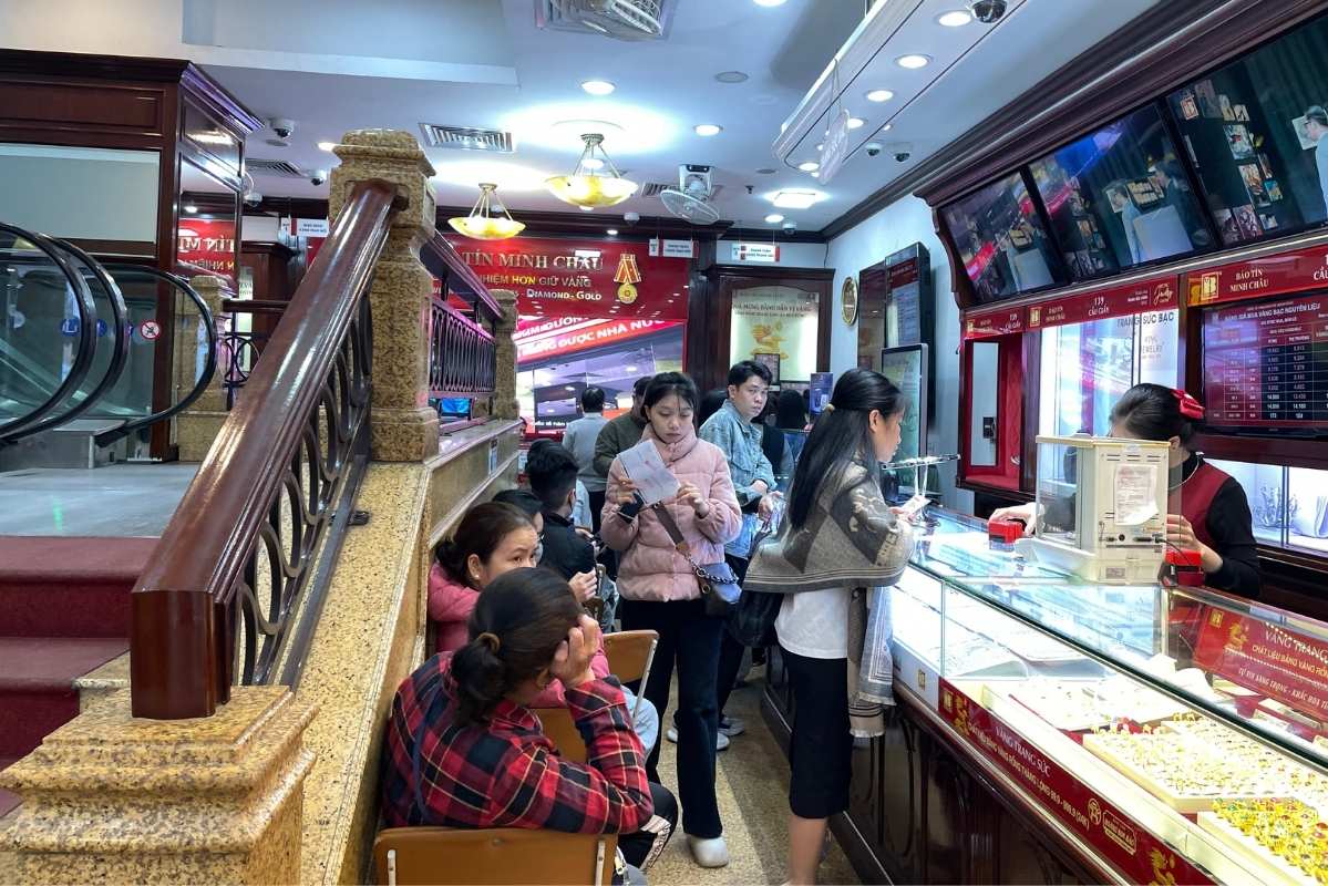 Nguoi co nhu cau mua vao - ban ra tap nap giao dich vang nhan. Anh: Ha Linh 