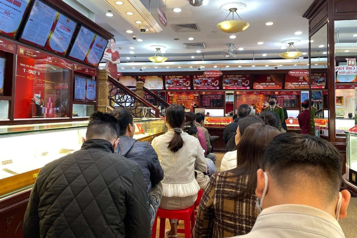 Nguoi co nhu cau mua vao ngoi xep hang cho ben trong cua hang cho toi luot giao dich. Anh: Ha Linh 