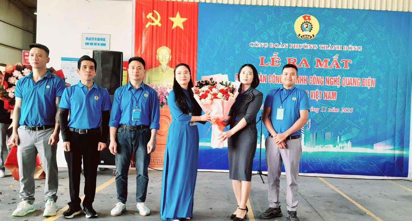 Super Glass Vietnam社の暫定労働組合執行委員会が式典で発表。写真:Thanh Dong区