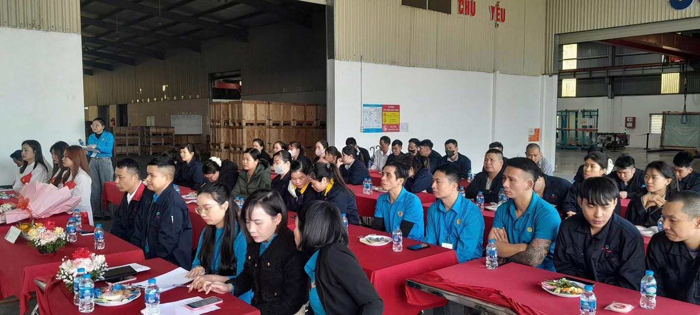 Cong nhan, lao dong Cong ty Super Glass Viet Nam du le cong bo Quyet dinh ket nap doan vien. Anh: Phuong Thanh Dong