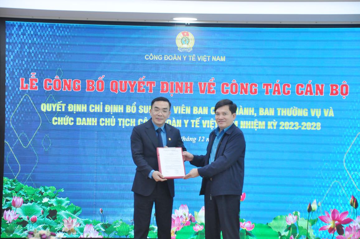 Mr. Nguyen Xuan Hung - Vice President of the Vietnam General Confederation of Labor presented the decision to Mr. Nguyen Luong Tam. Photo: Bao Han