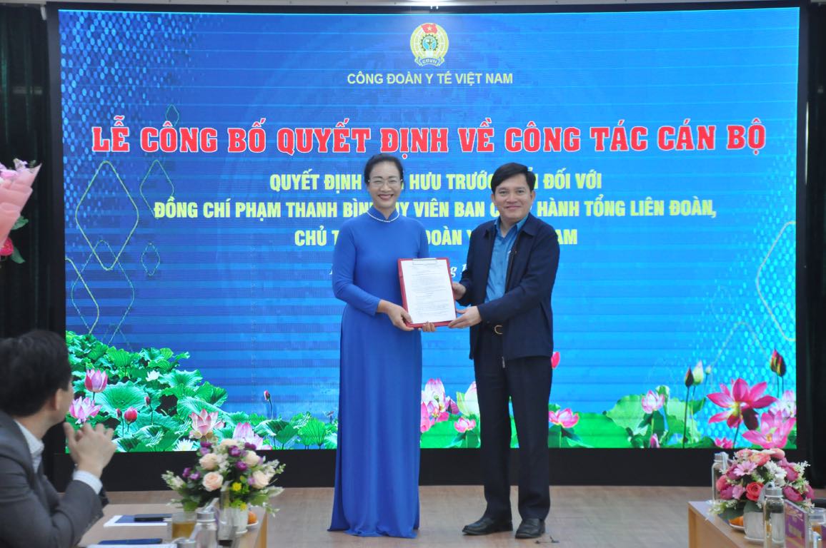 Ong Nguyen Xuan Hung - Pho Chu tich Tong Lien doan Lao dong Viet Nam trao quyet dinh toi ba Pham Thanh Binh. Anh: Bao Han 