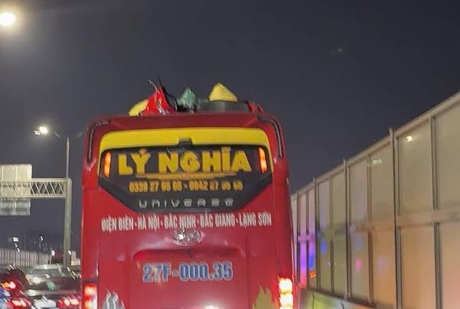 Xe khach Hung Yen vi pham lan dung khan cap tren Vanh dai 3