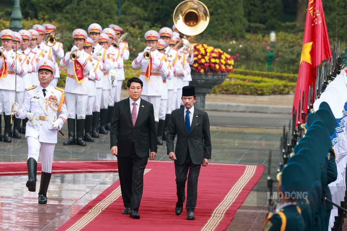 政治局員でルオン・クオン大統領は、ブルネイ・ダルサラーム国ハジ・ハサナル・ボルキア国王の歓迎式典の司会を務めた。写真: ハイ・グエン