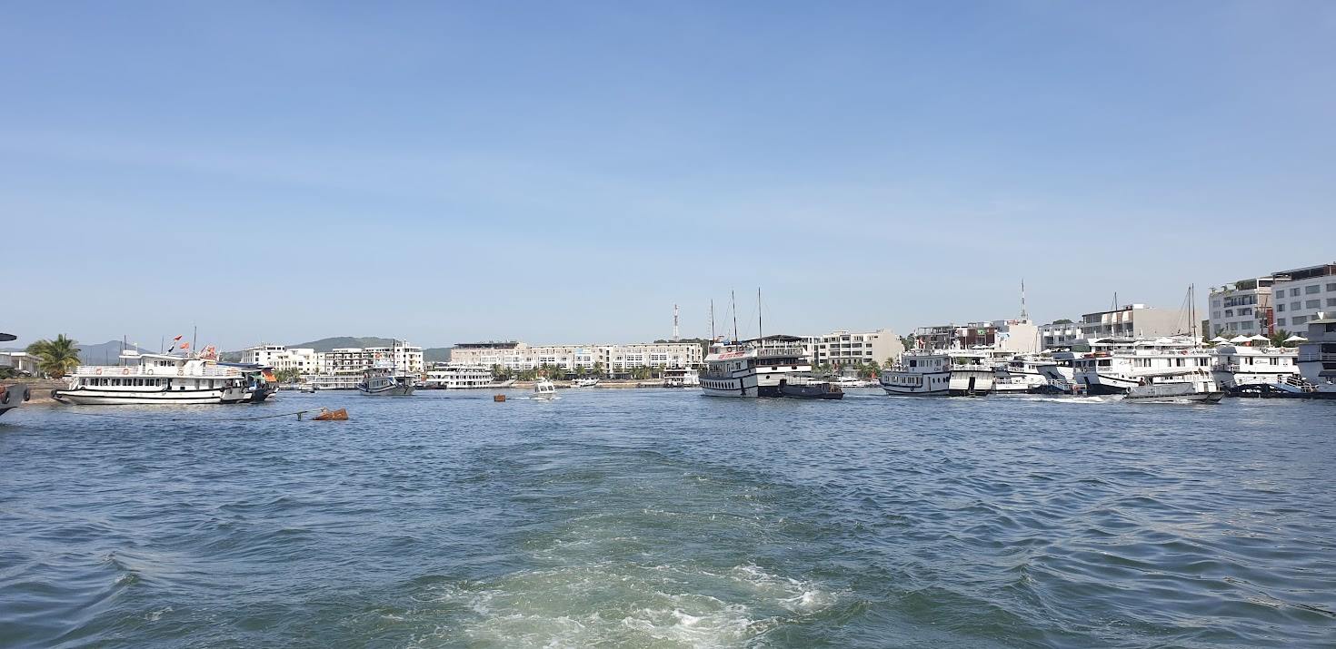 Tau du lich vinh Ha Long tai Cang Tuan Chau. Anh: Nguyen Hung