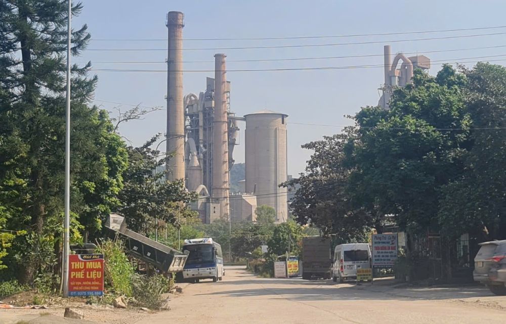 Khu vuc cong vao Cong ty Co phan Xi mang Bim Son. Anh: Quach Du