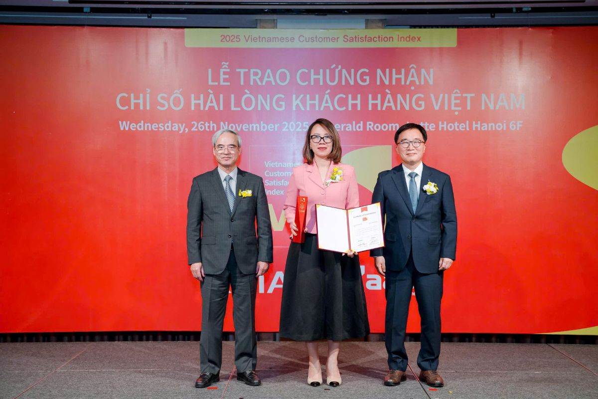  Ba Nguyen Ngoc Thuy Linh – Pho Tong giam doc Van hanh Xanh SM thi truong Viet Nam va Lao dai dien cong ty tai le trao chung nhan. Anh: Xanh SM