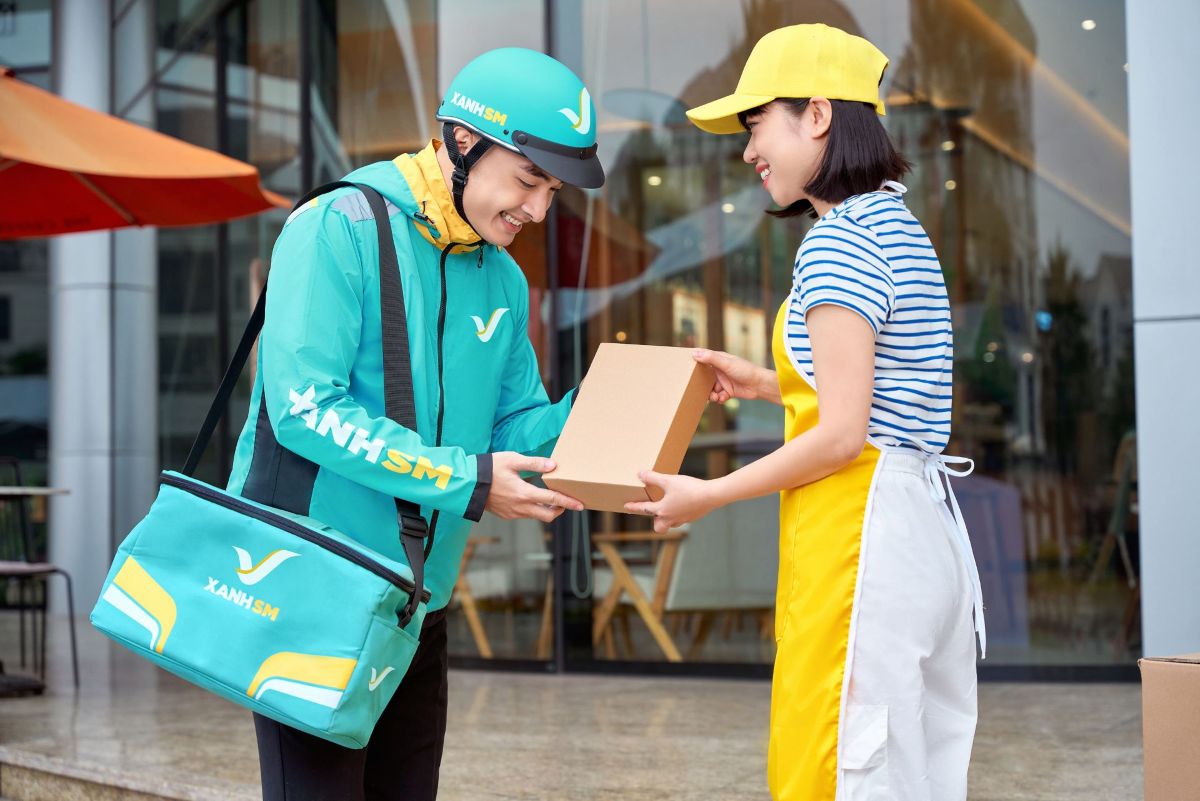 Dich vu giao hang bang xe may dien Xanh SM Express ghi diem nho su dong bo va nhat quan ve chat luong dich vu. Anh: Xanh SM