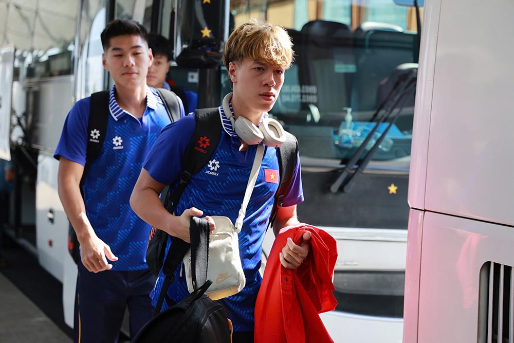 Chuyen bay khoi hanh tu Cang hang khong quoc te Tan Son Nhat luc 11g35, voi su co mat day du cua huan luyen vien Kim Sang-sik va 23 tuyen thu tre de lam thu tuc truoc gio cat canh.