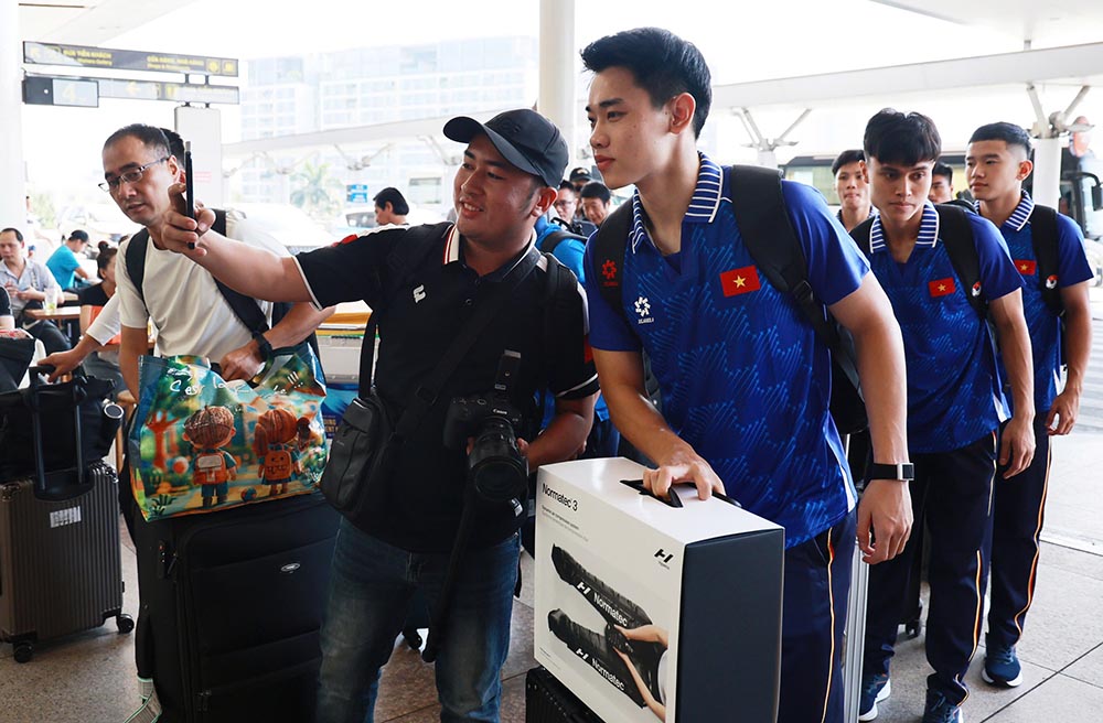 Truoc luc ra san bay, cac cau thu nhan duoc su co vu nong nhiet tu nguoi ham mo. Khong khi ron rang, day hao huc, tung anh mat, nu cuoi cua cac tuyen thu deu the hien quyet tam huong toi tam huy chuong vang. 