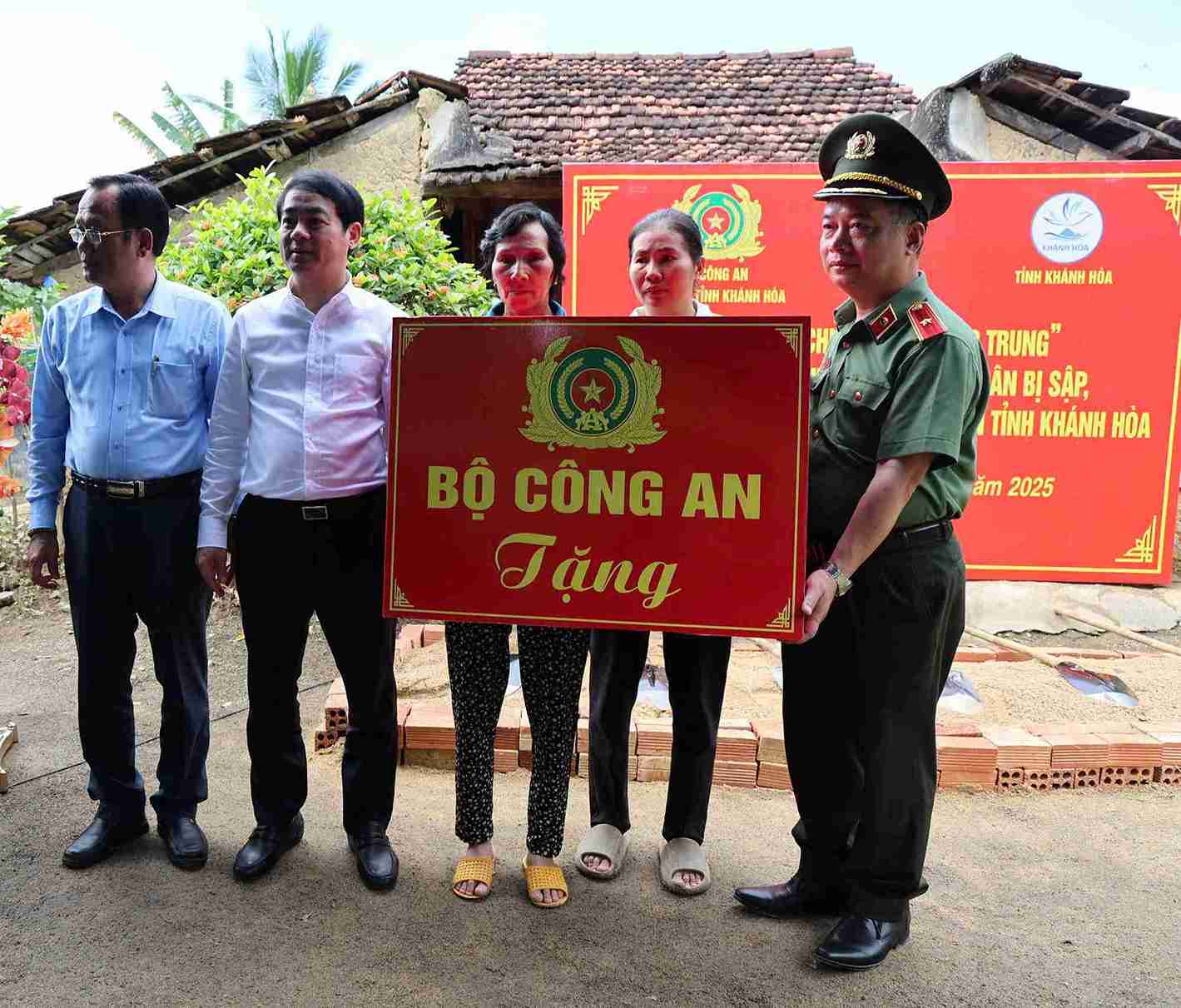 Thua uy quyen Bo Cong an, lanh dao Cong an tinh, lanh dao tinh Khanh Hoa da trao phan qua cho 8 ho gia dinh duoc khoi cong xay dung nha. Anh: Van Nhat