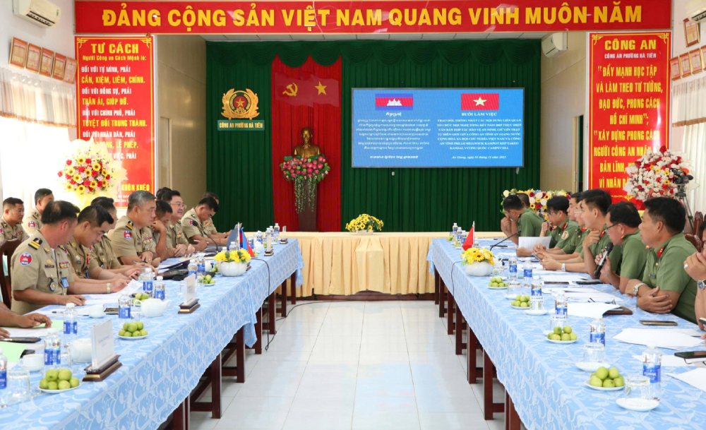 両国警察はまた、国境沿いの治安と秩序を保護するための協力活動における成果を見直しました。写真:ティエン・ズン