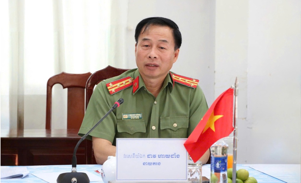 Dai ta Dao Hai Dang, Pho Giam doc Cong an tinh An Giang chu tri buoi lam viec tien tram. Anh: Tien Dung 