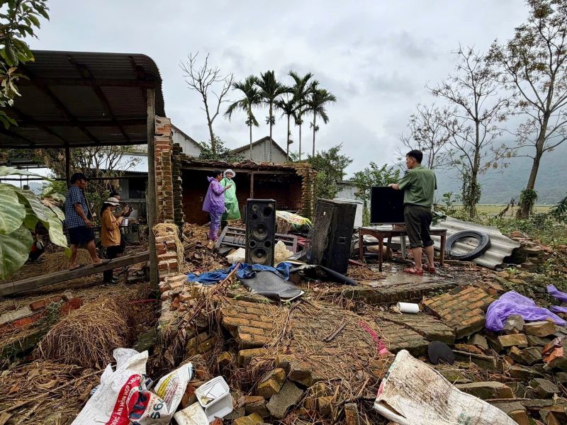 Nhieu nha o tai xa Hoa Thinh hu hong nang. Anh: CATP