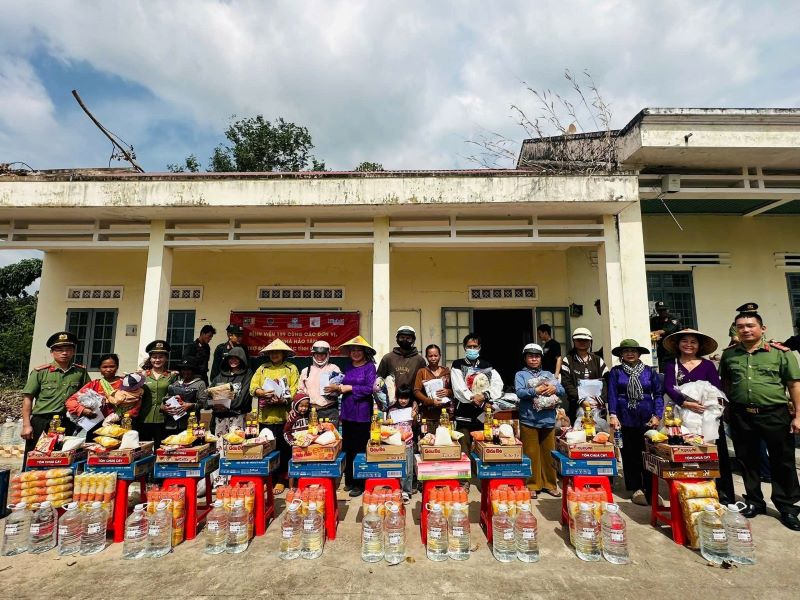 The vehicles of Da Nang Police brought warm air to the flooded areas of Dak Lak. Photo: CATP