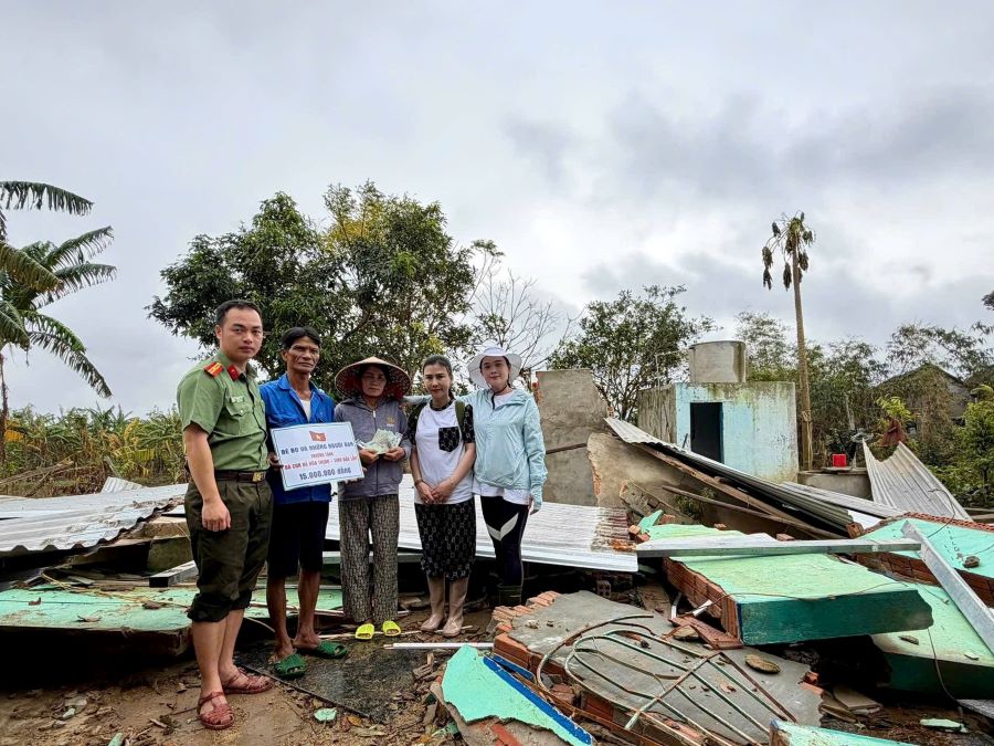 Cong an Da Nang mang hang tram trieu dong vuot nui cuu tro dan vung lu Dak Lak. Anh: CATP