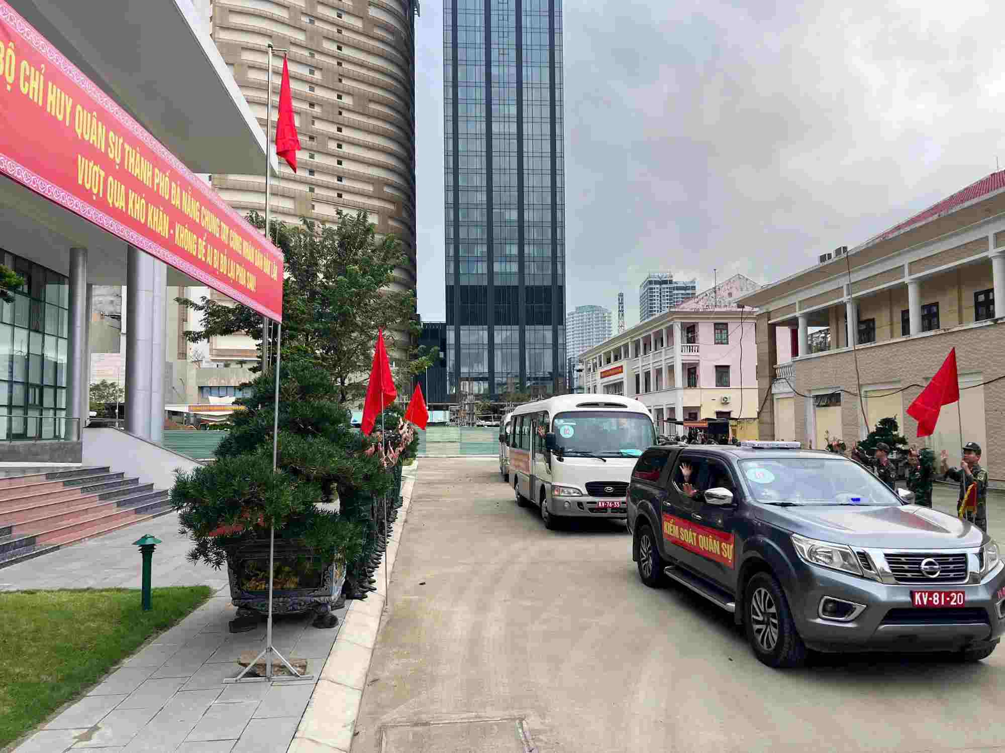 Bo doi len duong thuc hien chien dich than toc dung lai mai nha giup dan sau lu. Anh: Van Vien