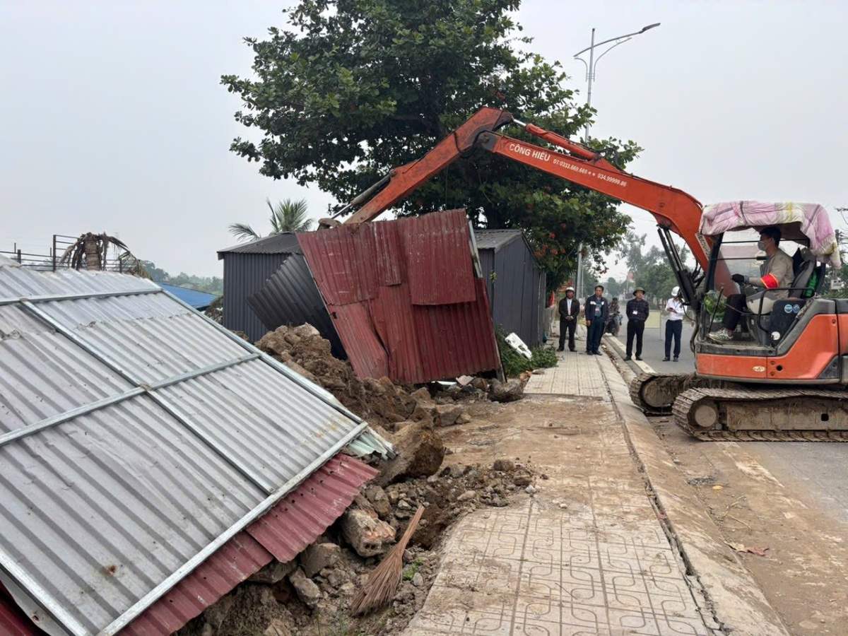 Cong tac khac phuc hau qua trien khai trong sang 1.12. Ảnh: Xa Kien Hai