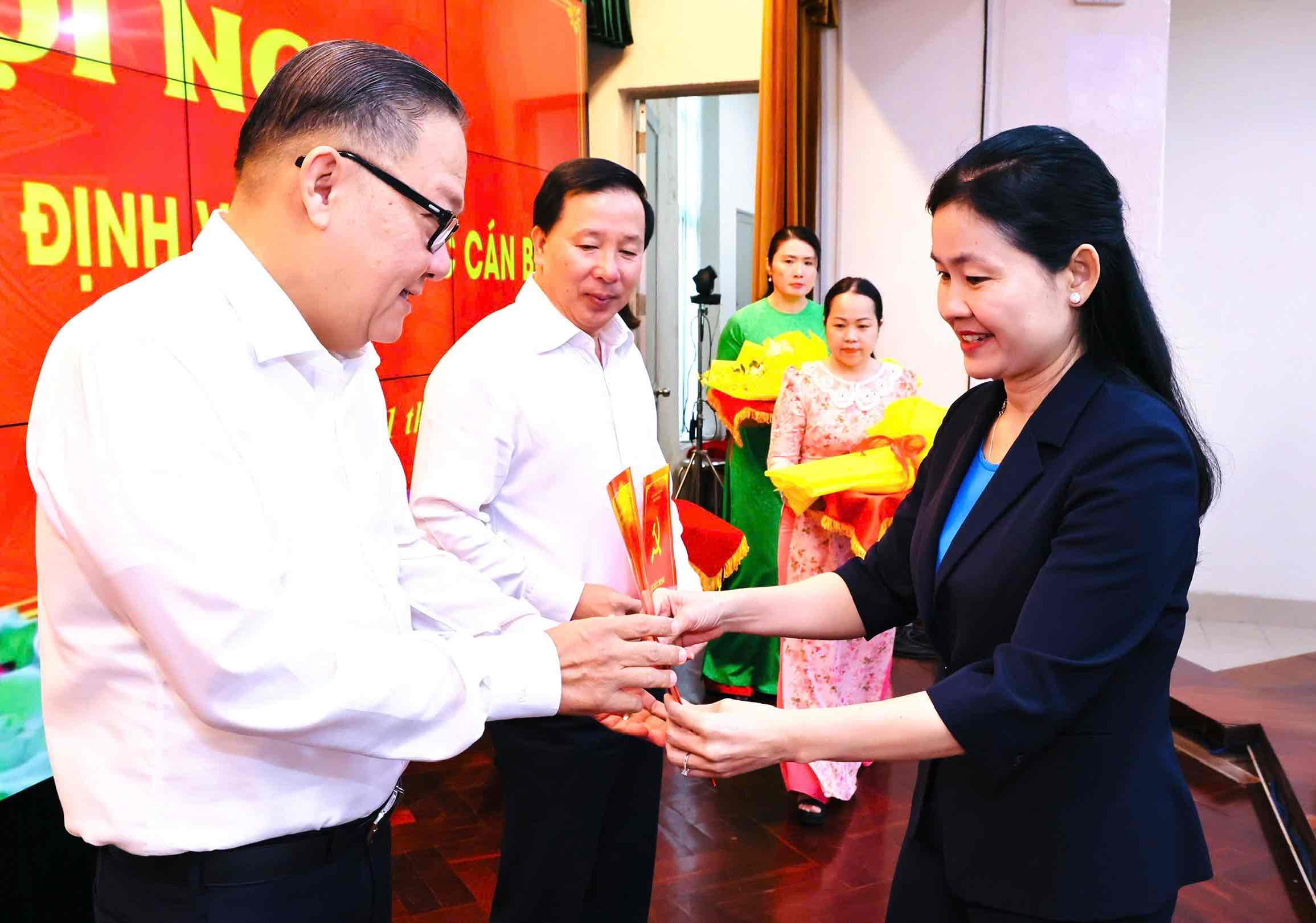 Ong Nguyen Kim Long, Uy vien Ban Thuong vu Tinh uy, Pho Chu tich Thuong truc UBND tinh Dong Nai nhan quyet dinh giu chuc Pho Bi thu Thuong truc Dang uy UBND tinh. Anh: HAC