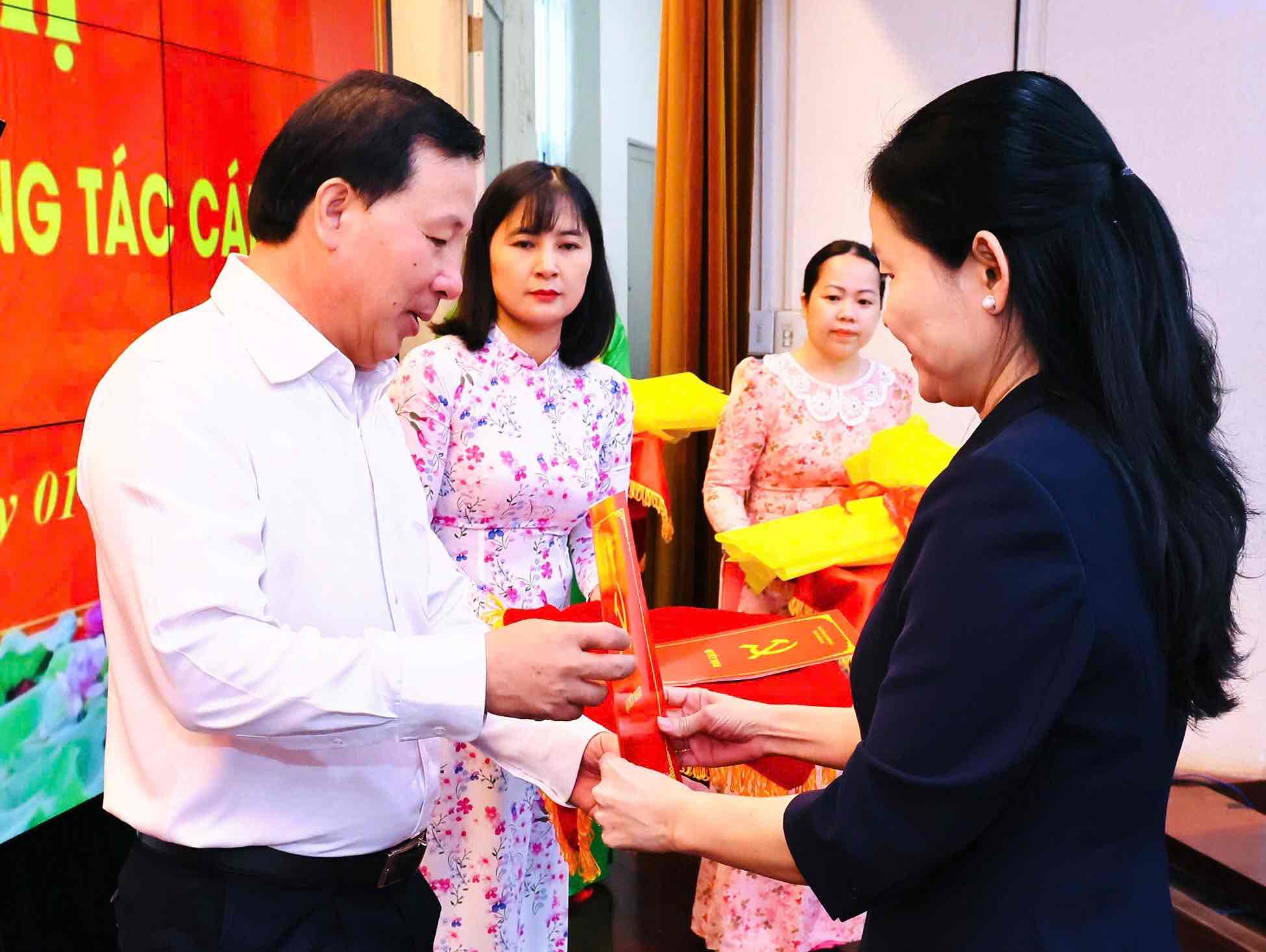 Ba Ton Ngoc Hanh trao quyet dinh cho ong Nguyen Van Ut, Pho Bi thu Tinh uy, Chu tich UBND tinh Dong Nai. Anh: HAC