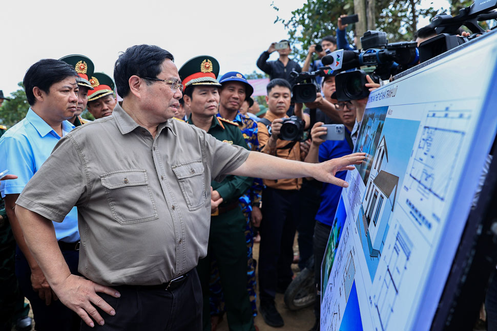 Thu tuong Chinh phu Pham Minh Chinh nghe bao cao ve thiet ke nha chong lu tai Dak Lak vao chieu 29.11. Anh: Nhat Bac