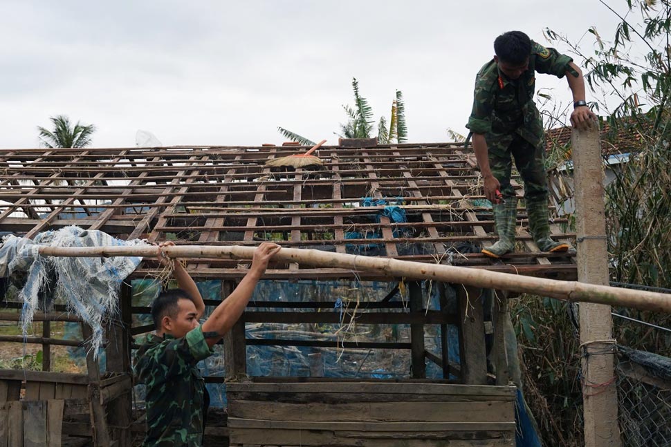 Luc luong quan doi don luc giup dan dung lai nha truoc Tet. Anh: Hoai Phuong