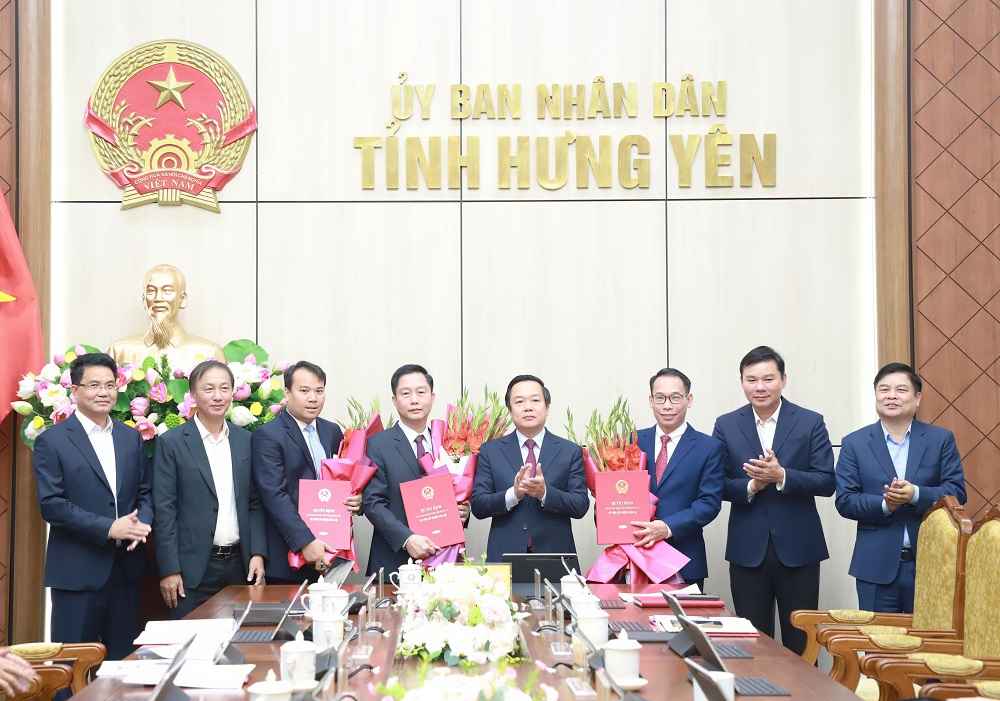 Chairman of the Provincial People's Committee Pham Quang Ngoc presented the decisions at the conference. Photo: Hung Yen Provincial Portal