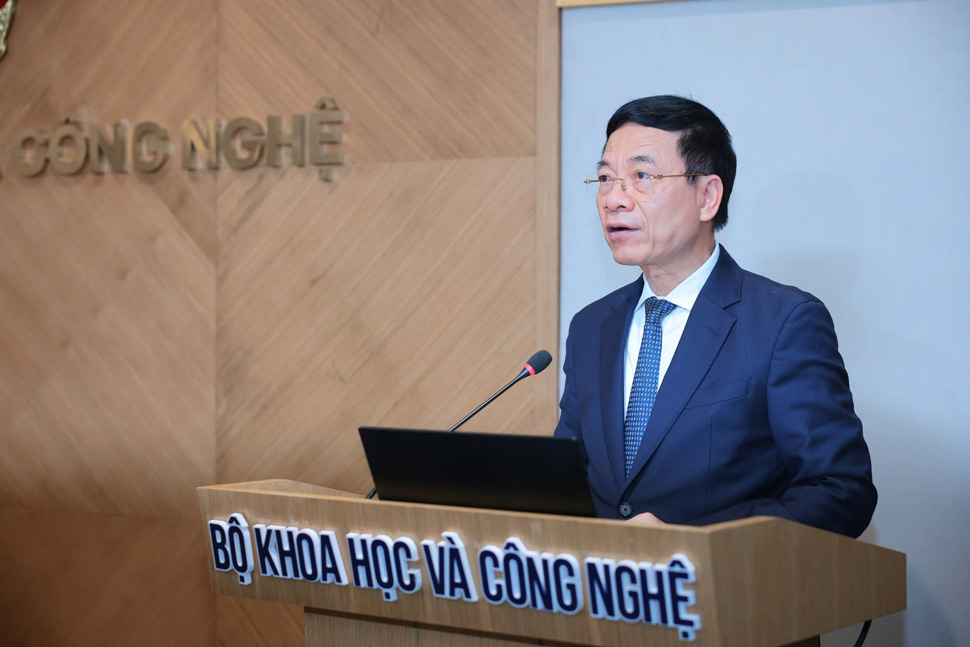 Bo truong Khoa hoc va Cong nghe Nguyen Manh Hung phat bieu tai le khai giang khoa tap huan chuyen mon, nghiep vu cho can bo, cong chuc, vien chuc cap xa, sang 1.12. Anh: Hao Thien